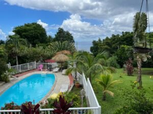 Piscine privée et sécurisée de la propriété Les Chalets sous le Vent à Bouillante, Guadeloupe