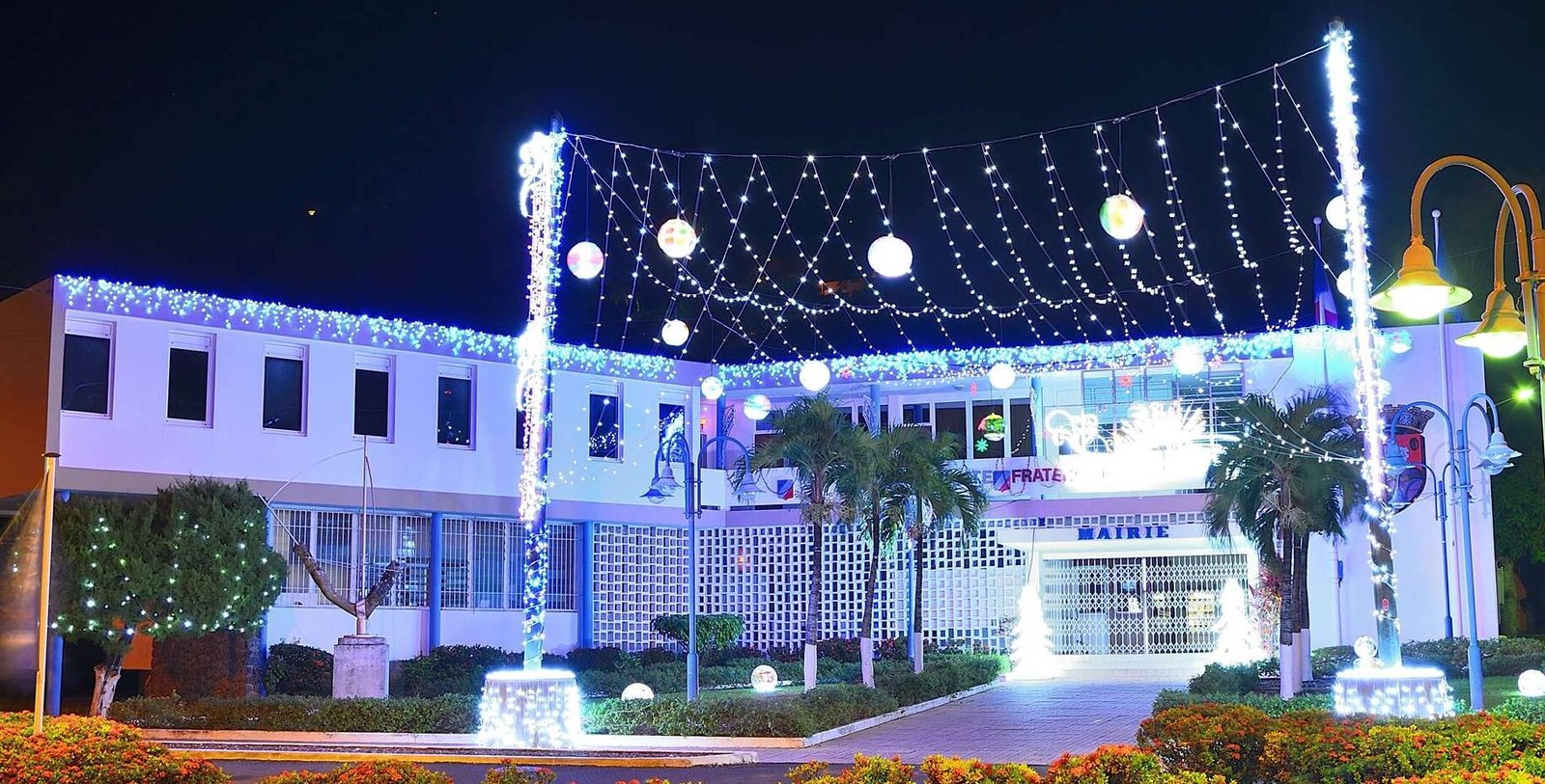 La photo Mairie night.jpg a été réduite de 85.89 % le Mardi 12 Avril 2022 à 17:04 par Photo Réducteur v4.13 à télécharger sur https://www.emjysoft.com/