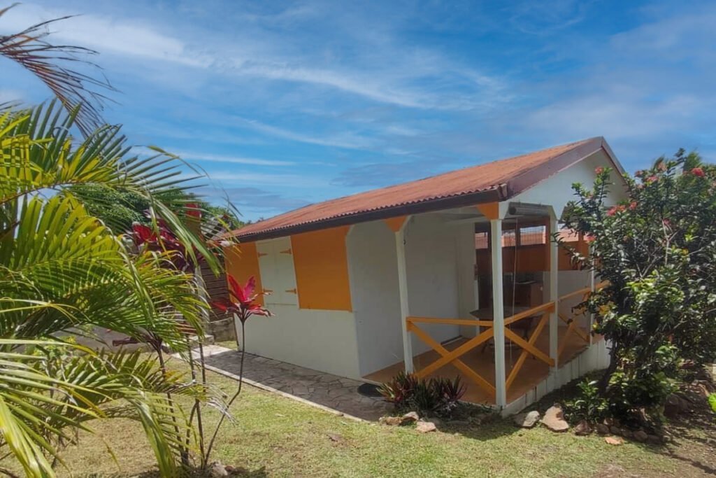 Vue extérieure du bungalow créole Kaz'Basse à Bouillante, Guadeloupe