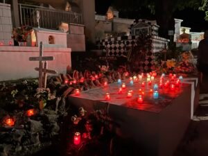 Le cimetière de Bouillante la nuit à la Toussaint