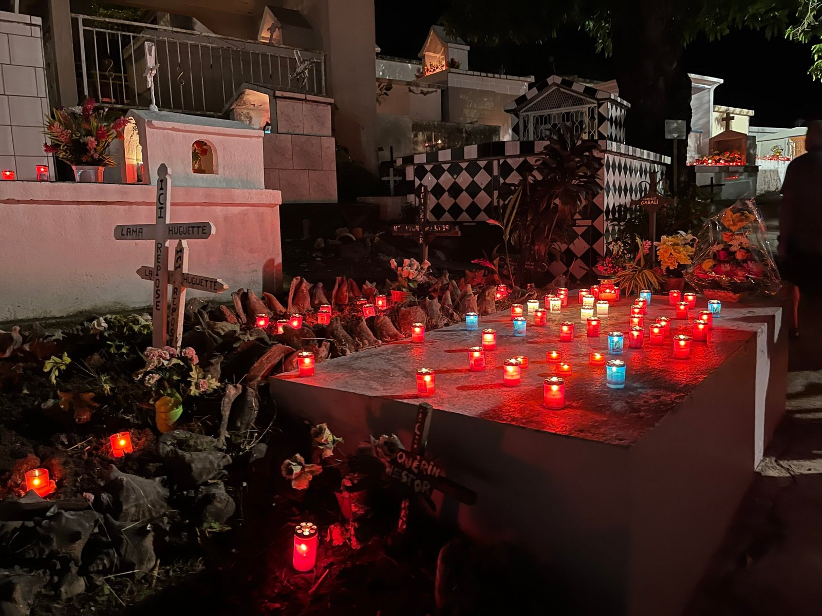 Le cimetière de Bouillante la nuit à la Toussaint
